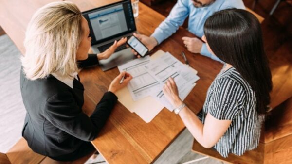 (In the image a group can be seen calculating the the costs and fundings)
