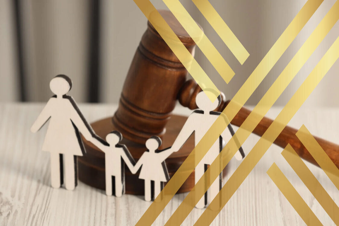 Family cutouts in front of a court gavel, representing parental rights and family law disputes.